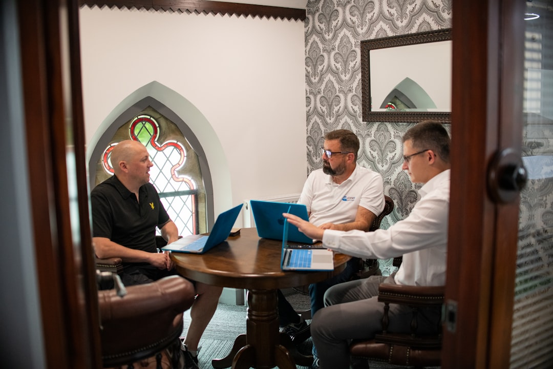 Founders explaining what investors look for in a startup UK during a pre-seed pitch